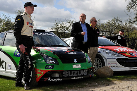 Venstres trafikordfører Kristian Pihl Lorentzen og Dansk Automobil Sports Unions formand Bent Mikkelsen flankeret af Kenneth Madsen og Karl-Åge Jensen.